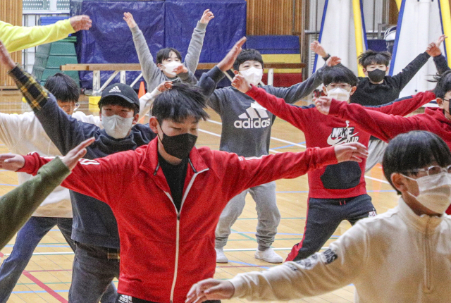국가교육위원회는 지난 16일 초등학교 1~2학년 신체활동 통합 교과 신설 관련 국가교육과정 수립·변경 계획을 심의·의결했다. 부산 해운대구 센텀초등학교 강당에서 아침 체인지 활동에 참석한 학생들. 부산일보DB