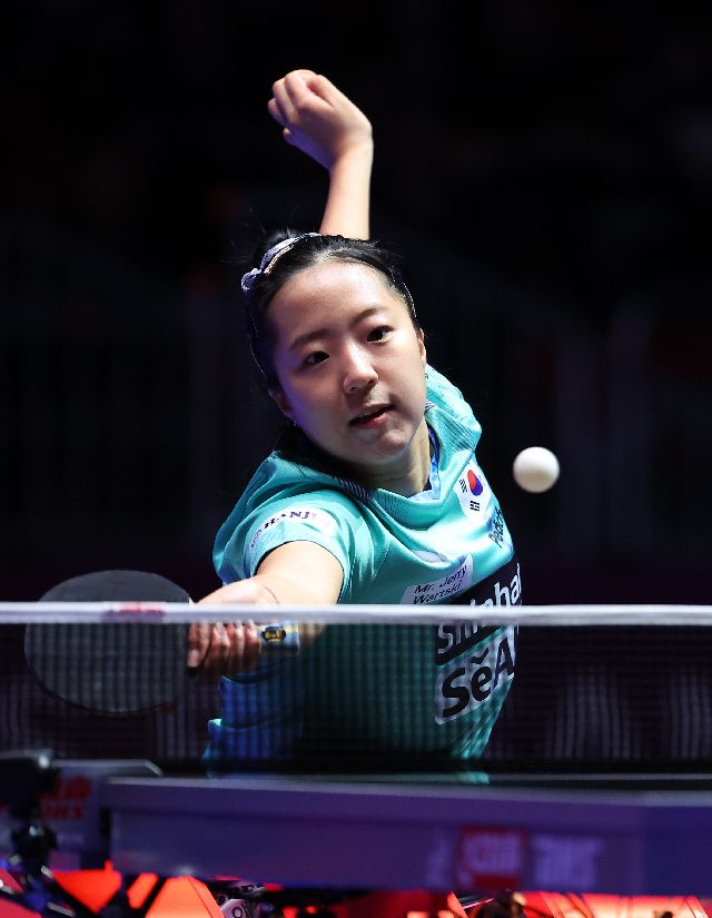 신유빈이 지난 2월 부산 해운대구 벡스코에서 열린 BNK부산은행 2024 부산세계탁구선수권대회에서 조별예선 경기를 펼치고 있다. 연합뉴스