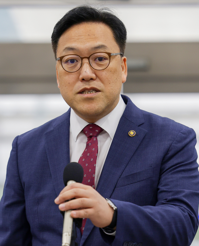 김병환 전 기획재정부 1차관이 금융위원장 후보자로 지명되면서 문현 금융단지가 긴장하고 있다. 주요 금융 공공기관 기관장 제청권을 가지고 있고 현안에 적극적으로 목소리를 내고 있어서다. 지난 5일 김 후보자가 취재진에게 후보자 지명 소견을 밝히고 있다. 연합뉴스