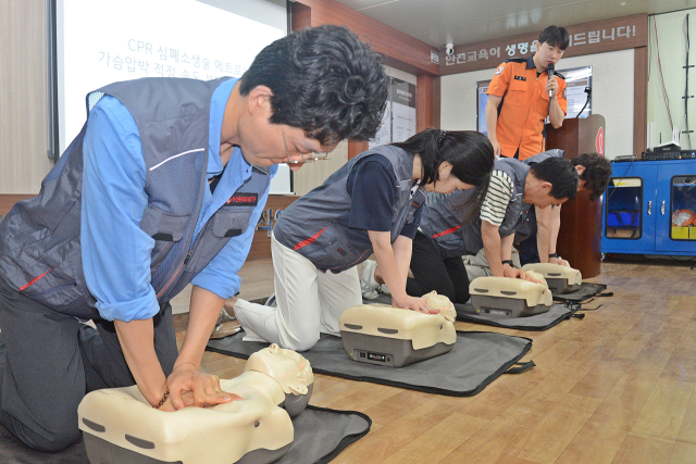 부산롯데타워 공사 현장 임직원들은 지난 11일 부산 중부소방서와 함께하는 ‘심폐소생술’ 교육을 실시했다.