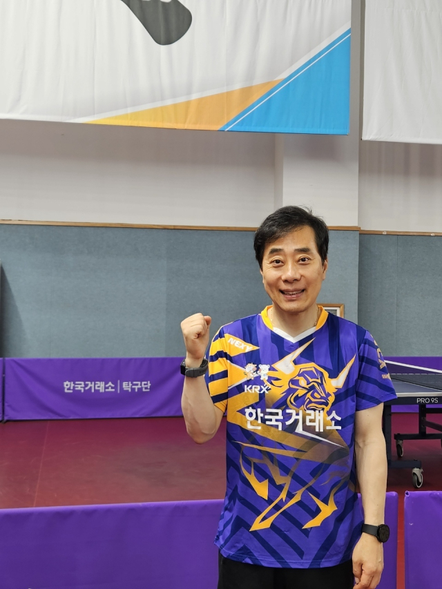 탁구 레전드 유남규 감독이 파리 올림픽 개막을 앞두고 인천계양체육관 한국거래소 탁구단 구장에서 한국 탁구대표팀의 선전을 기원하며 파이팅을 외치고 있다. 유남규 감독 제공