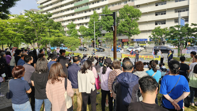 부산시의회가 16일 임시회에서 고층 아파트 건립 계획이 포함된 시의 구덕운동장 복합 재개발 계획에 대해 반대 의견을 제시했다. 지난달 초 구덕운동장 앞에서 열린 구덕운동장 재개발 반대 주민 집회 모습. 독자 제공