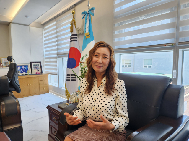 과테말라 스페셜티 커피 전문 수입 회사인 (주)구아코코리아 임수정 대표가 부산 부산진구 범일동 과테말라 명예영사관에서 부산과 커피산업의 가능성에 대해 말하고 있다.