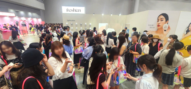 LG생활건강이 일본 도쿄에서 진행한 팝업스토어에 일본 고객들이 줄을 서서 기다리고 있다. LG생활건강 제공