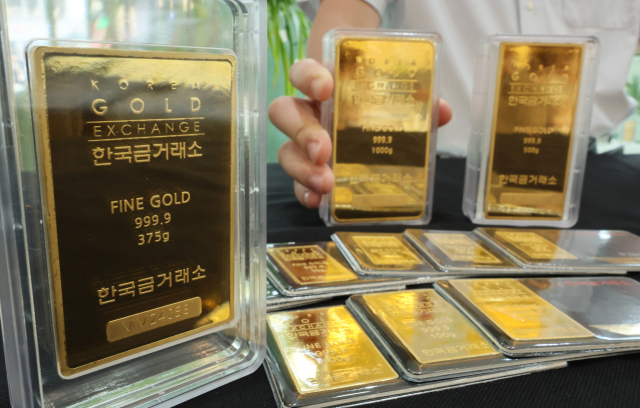 미국의 금리 인하 기대로 국제 금 가격이 사상 최고 수준으로 상승하고 있다. 17일 서울 종로구 한국금거래소에 전시된 골드바. 연합뉴스