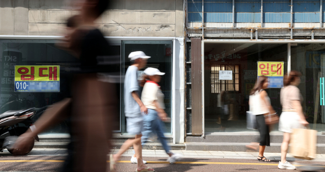 부산 금정구 부산대 앞 상권 점포 곳곳에 임대 안내문이 붙어 있다. 부산대 앞 상권은 부산 대표 상권 중 공실률이 가장 높은데, 부산대와 부산교대 통합으로 교직원과 학생 3000여 명이 연제캠퍼스로 옮겨갈 예정이라 시름이 더 깊다. 정종회 기자 jjh@