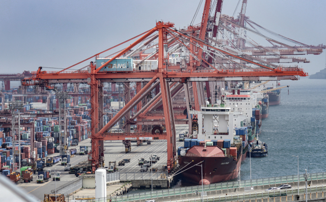 해상운임이 코로나19 시절 수준까지 치솟으면서 지역 수출업계가 경영난을 호소하고 있다. 17일 부산 남구 용당동 신선대부두에서 컨테이너 하역 작업이 이뤄지고 있다. 김종진 기자 kjj1761@