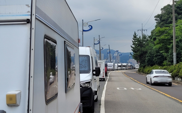 2024년 여름께 경남 창원시 성산구 삼귀해안도로에 장기 주차된 카라반 등 캠핑 차량. 강대한 기자
