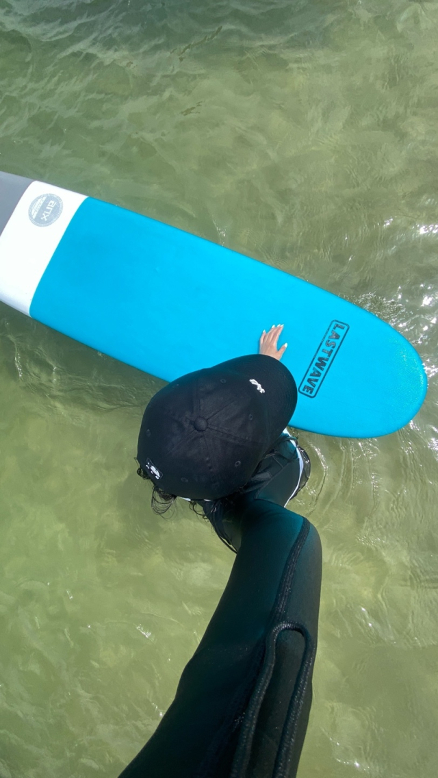 서핑보드와 바닷물을 배경으로 찍으면 더욱 ‘힙’한 ‘MZ샷’을 건질 수 있지. 이솔 씨 제공