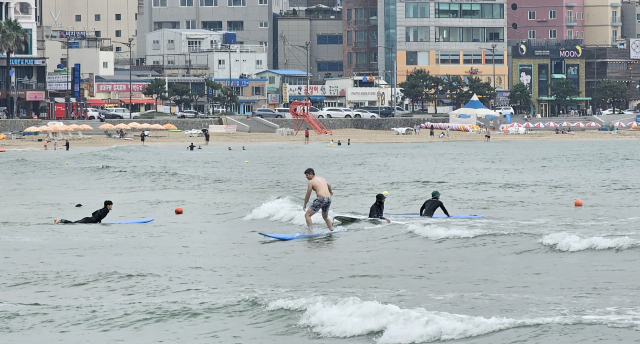 평일 오전에도 서핑을 즐기는 서퍼들의 모습. 외국인도 심심치 않게 보이더라고. 조경건 부산닷컴 기자
