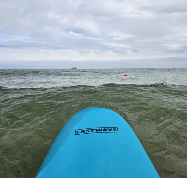 송정 바다에서 즐기는 서핑. 조경건 부산닷컴 기자