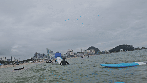 파도를 기다리는 서핑객들의 모습. 평일인데도 꽤 많은 사람이 모여들었어. 조경건 부산닷컴 기자