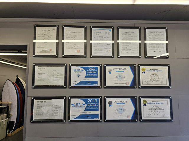 서핑숍 대표와 강사가 보유한 각종 서핑 관련 자격증과 수료증. 서핑에 진심인 김 모 대표는 서퍼들이 급감한 배경으로 불경기를 꼽았지만, 자신도 정확한 이유는 모르겠다고 토로했어. 조경건 부산닷컴 기자