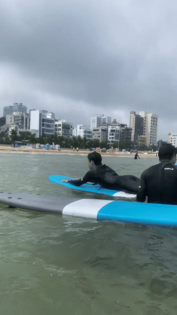 나는 초반부터 파도를 타고 일어서는 데 성공했지만, 이후엔 몇 번이고 물에 빠지면서 짠물을 잔뜩 먹었어. 이솔 씨 제공