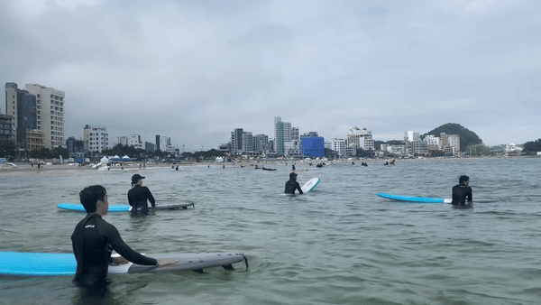 좋은 파도를 기다리며 먼 바다를 내다보고 있는 일행들 모습이야. 해변까지 데려다 줄 양질의 파도인지 아닌지 판별할 수 있는 ‘파도 보는 눈’을 길러야 해. 조경건 부산닷컴 기자