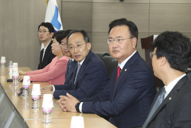 국민의힘 추경호 원내대표 등 지도부가 해병대 채 상병 순직 1주기를 하루 앞둔 18일 과천정부청사 내 고위공직자범죄수사처(공수처)를 방문해 채 상병 사건에 대한 신속한 수사를 촉구하고 있다. 연합뉴스