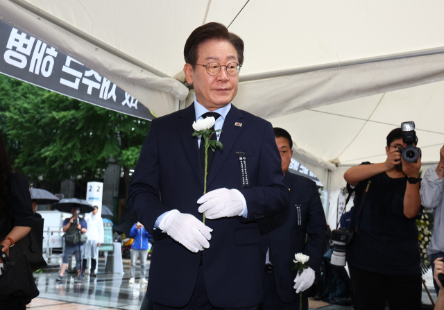 더불어민주당 이재명 전 대표가 18일 서울 중구 청계광장에 마련된 고(故) 채 상병 1주기 추모 시민분향소를 찾아 추모하고 있다. 연합뉴스