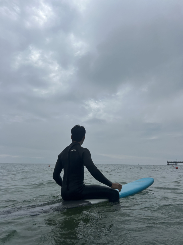 강사가 바다에서 사진을 찍어줬어. 날이 흐렸지만 그럭저럭 괜찮은 사진을 몇 장 건졌지. 조경건 부산닷컴 기자