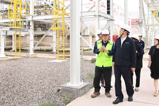 정인교 산업통상자원부 통상교섭본부장이 18일 울산 남구 효성-린데 액화수소 출하센터를 방문해 액화수소 생산라인을 둘러보고 있다. 연합뉴스