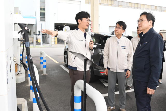 정인교 산업통상자원부 통상교섭본부장이 18일 울산 북구 현대자동차 울산5공장을 방문해 수소연료전지차 생산라인을 둘러보고 있다. 산업부 제공