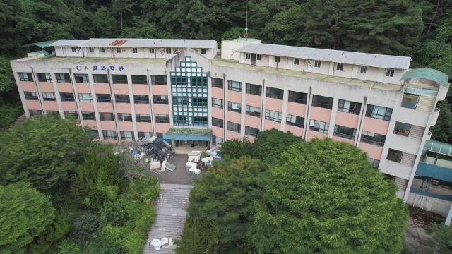 사람들의 발길이 끊기면서 대학 건물의 노후화가 빠르게 진행되고 있다. 최대한 빨리 매입자를 찾아야 하지만 높은 입찰금액이 발목을 잡고 있다. 김현우 기자