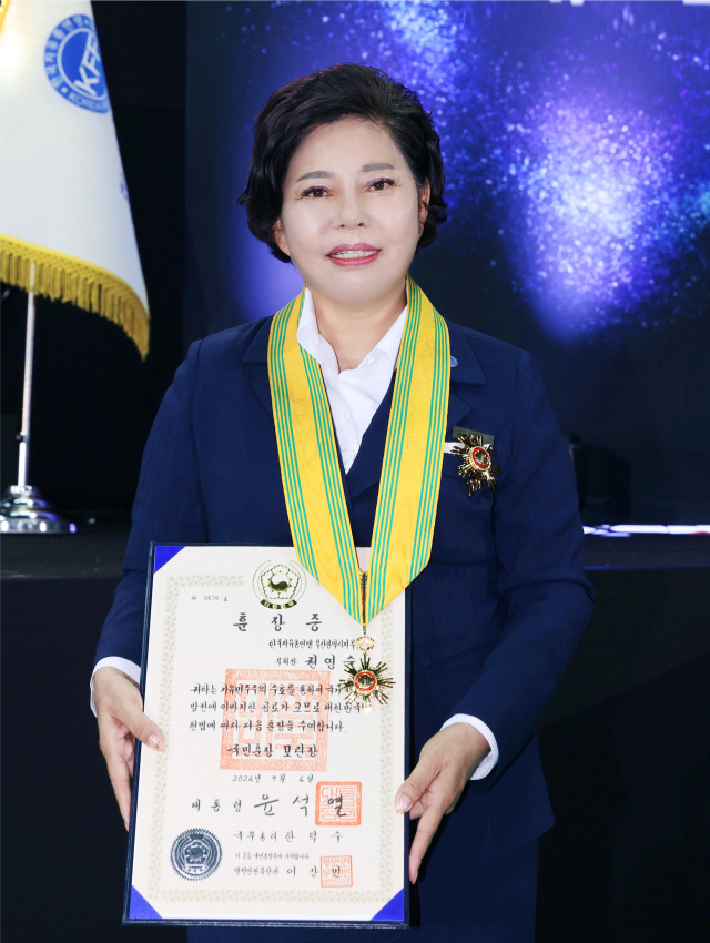 한국자유총연맹 부산시지부 권영숙 부회장은 최근 한국자유총연맹 창립 제70주년 기념식에서 국민훈장 모란장을 받았다.