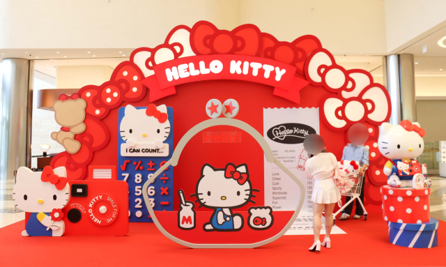캐릭터 '굿즈' 산업이 활발해지면서 유통업계가 유명 캐릭터 팝업 스토어를 앞다퉈 개최하고 있다. 신세계백화점 센텀시티점은 19일부터 헬로키티 50주년 대형 팝업 스토어를 운영한다. 신세계백화점 센텀시티점 제공