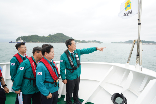 강도형 해양수산부 장관(오른쪽)이 지난 18일 전남 고흥군 우두해역에서 열린 ‘2024년 적조 대응 모의훈련’에 참여하고 있다. 해수부 제공