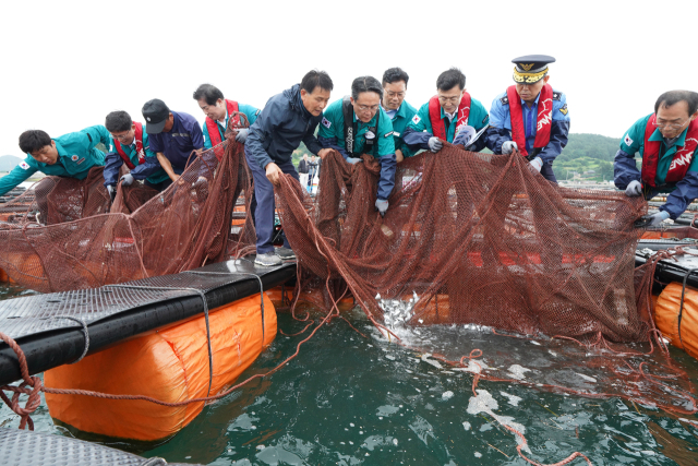 강도형 해양수산부 장관(오른쪽 다섯 번째)이 지난 18일 전남 고흥군 우두해역에서 열린 ‘2024년 적조 대응 모의훈련’에 참여하고 있다. 해수부 제공