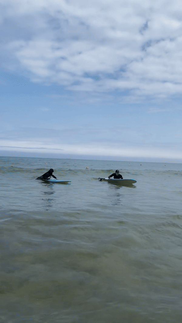 파도를 타며 쉽게 일어나는 딸 이솔(왼쪽) 씨와 아직 파도에 적응 중인 엄마 김민영 씨의 모습이야. 이솔 씨 제공