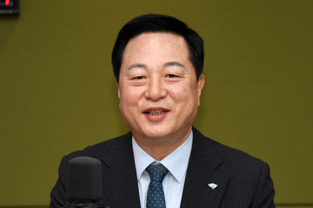 더불어민주당 더불어민주당 김두관 당대표 후보가 지난 18일 오전 서울 양천구 CBS 사옥에서 열린 더불어민주당 당대표 후보자 토론회에 앞서 인사말 하고 있다. 연합뉴스