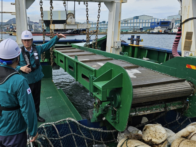 강도형 해양수산부 장관(오른쪽)이 19일 부산 동구 북항 일원에서 장마로 인해 바다로 유입된 해양쓰레기 수거 현장을 찾아 점검하고 있다. 해수부 제공