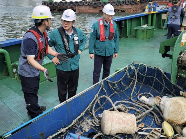 강도형 해양수산부 장관(왼쪽 두 번째)이 19일 부산 동구 북항 일원에서 장마로 인해 바다로 유입된 해양쓰레기 수거 현장을 찾아 점검하고 있다. 해수부 제공