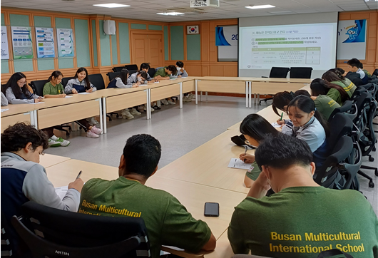 해양수산인재개발원은 지난 15일부터 8월 9일까지 총 4회에 걸쳐 부산다문화국제학교 재학생들을 대상으로 해양수산 분야 ‘해드림(海-Dream)’교육을 운영한다(사진은 진로노트 작성 실습 장면). 해양수산인재개발원 제공
