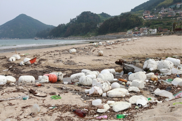 장마철 집중호우와 태풍 등으로 낙동강 하구에 몰려있던 해양쓰레기 상당량이 바다로 유입되면서 경남 남해안이 몸살을 앓고 있다. 사진은 경남 도내 연안 지자체 중 쓰레기 유입량이 가장 많은 거제 연안 모습. 부산일보DB