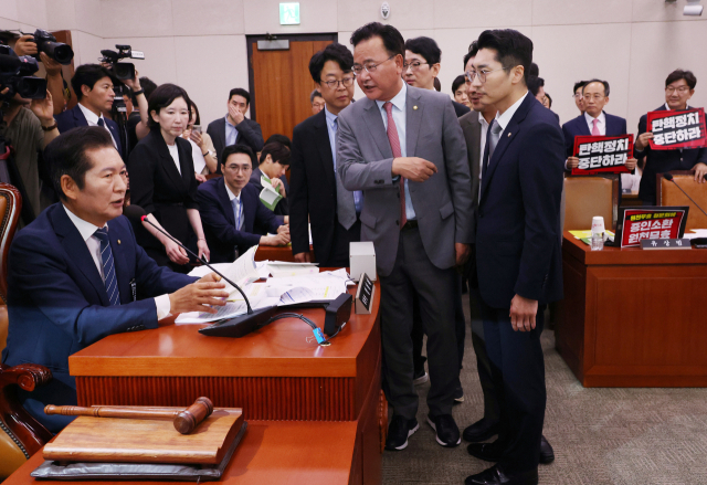 19일 국회 법제사법위원회에서 열린 '윤석열 대통령 탄핵소추안 발의 요청' 국민동의 청원 관련 청문회에서 국민의힘 의원들이 정청래 위원장에게 항의하고 있다. 연합뉴스