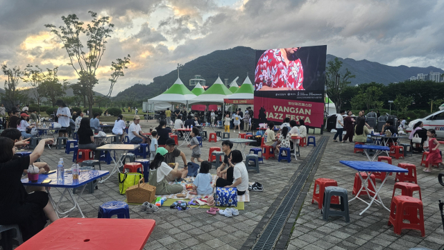 방문객들이 행사장 주변에 마련된 좌석이나 돗자리에서 음식을 먹으면서 공연을 보고 있다. 김태권 기자