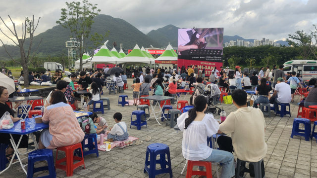 방문객들이 행사장 주변에 마련된 좌석이나 돗자리에서 음식을 먹으면서 공연을 보고 있다. 김태권 기자