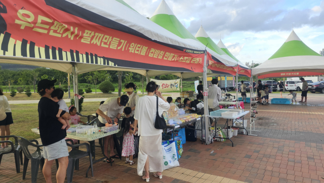행사장을 찾은 방문객이 주변에 마련된 체험존에서 즐거운 시간을 보내고 있다. 김태권 기자
