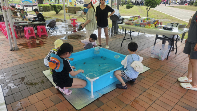 행사장을 찾은 방문객이 주변에 마련된 체험존에서 즐거운 시간을 보내고 있다. 김태권 기자