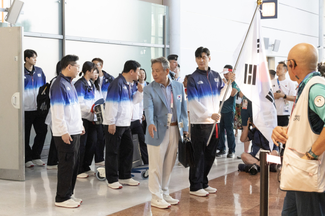 2024 파리 올림픽에 출전하는 대한민국 선수단 본진이 20일 오후(현지시간) 프랑스 파리 샤를드골공항 2터미널을 통해 입국하고 있다. 연합뉴스
