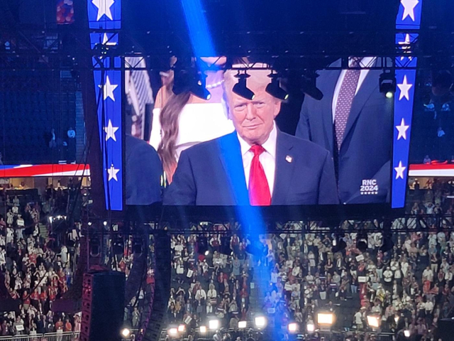 미국 공화당 전당대회 첫날인 15일(현지시간) 위스콘신주 밀워키의 파이서브포럼에 도널드 트럼프 전 대통령의 모습이 화면에 비치자 청중들이 열광하고 있다. 연합뉴스