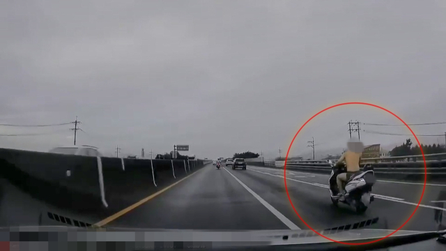 지난 17일 새벽 6시 20분께 사천시 사남면 국도 3호선에서 속옷만 입은 채 운전하는 남성이 포착됐다. 블랙박스 영상 캡쳐