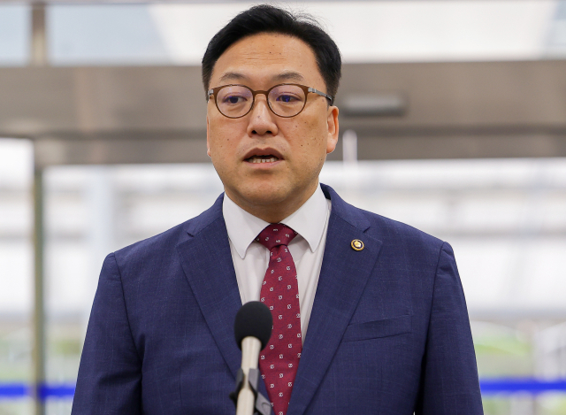 김병환 금융위원장 후보자가 5일 오전 서울 중구 예금보험공사에 마련된 인사청문회 준비 사무실로 출근하며 취재진 질문에 답하고 있다. 연합뉴스