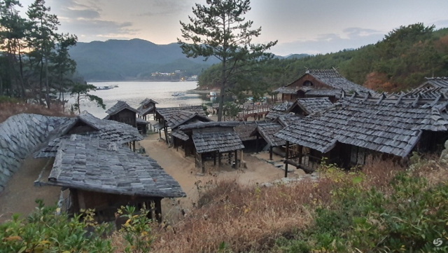 경남합천군 합천호 관광지(위)와 창원시 마산합포구 구산면에 있는 해양 드라마 세트장. 경남도·창원시 제공