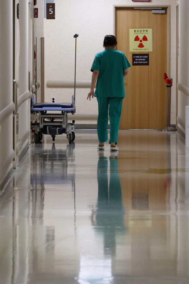 21일 서울의 한 대형 병원에서 의료 관계자가 이동하고 있다. 연합뉴스