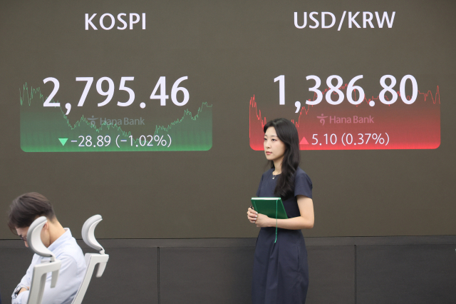 올해 상반기 주식 결제 대금이 지난해와 비교해 30% 이상 증가했다. 기관 투자자 결제 규모가 135조 원을 돌파했다. 지난 19일 서울 중구 하나은행 본점 딜링룸. 연합뉴스