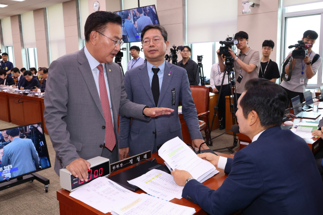 지난 19일 국회 법제사법위원회에서 열린 '윤석열 대통령 탄핵소추안 발의 요청' 국민동의 청원 청문회. 정청래 위원장이 청문회 진행 방식과 관련해 국민의힘 간사인 유상범 의원, 더불어민주당 간사인 김승원 의원(가운데)과 대화하고 있다. 연합뉴스