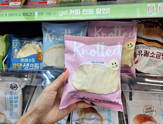 세븐일레븐이 수입한 도쿄브레드(위)와 CU가 출시한 노티드 제품. 각 사 제공