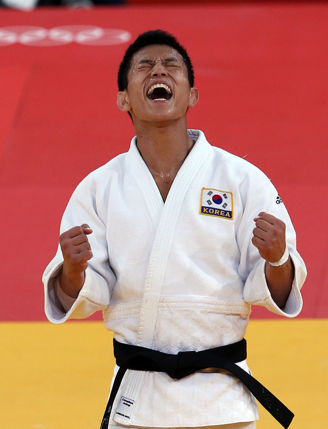 선수 시절 조준호 해설위원이 2012년 런던 올림픽 남자 유도 66kg급 동메달 결정전에서 판정승을 거둔 뒤 환호하고 있다. 연합뉴스